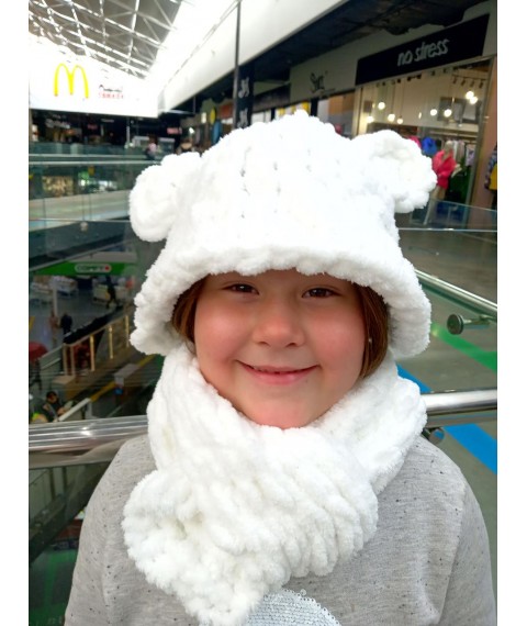 Girl's hat with ears and scarf