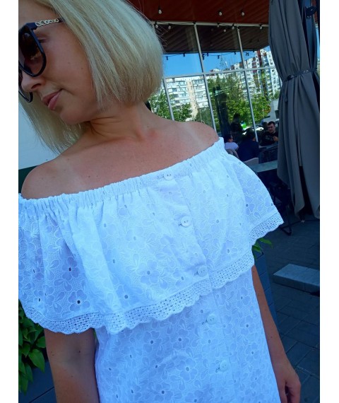 Elegant white dress made of stitching