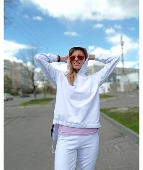 Белый спортивный костюм