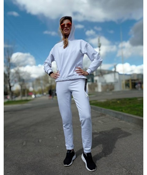 Белый спортивный костюм