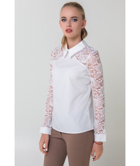 Біла жіноча блузка з мереживними рукавами
