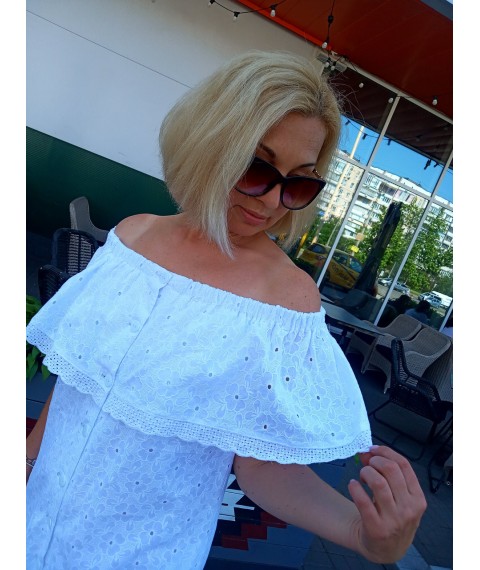 Elegant white dress made of stitching