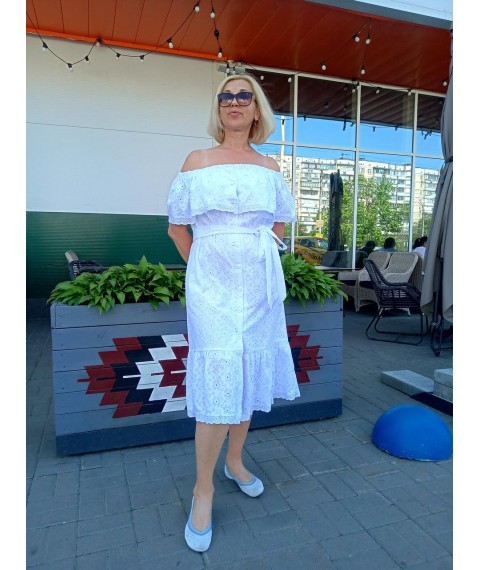 Elegant white dress made of stitching