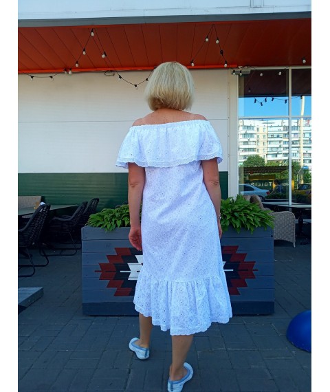Elegant white dress made of stitching