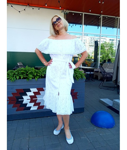 Elegant white dress made of stitching