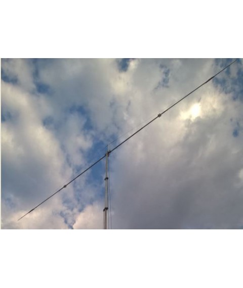 Antenne für Amateurfunkkommunikation. Dipol für Amateurfunkbänder 30 und 40 Meter.