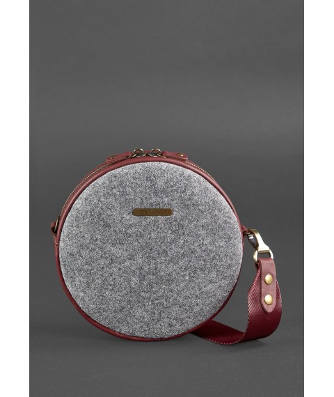 Круглая фетровая женская сумка Таблетка с кожаными бордовыми вставками